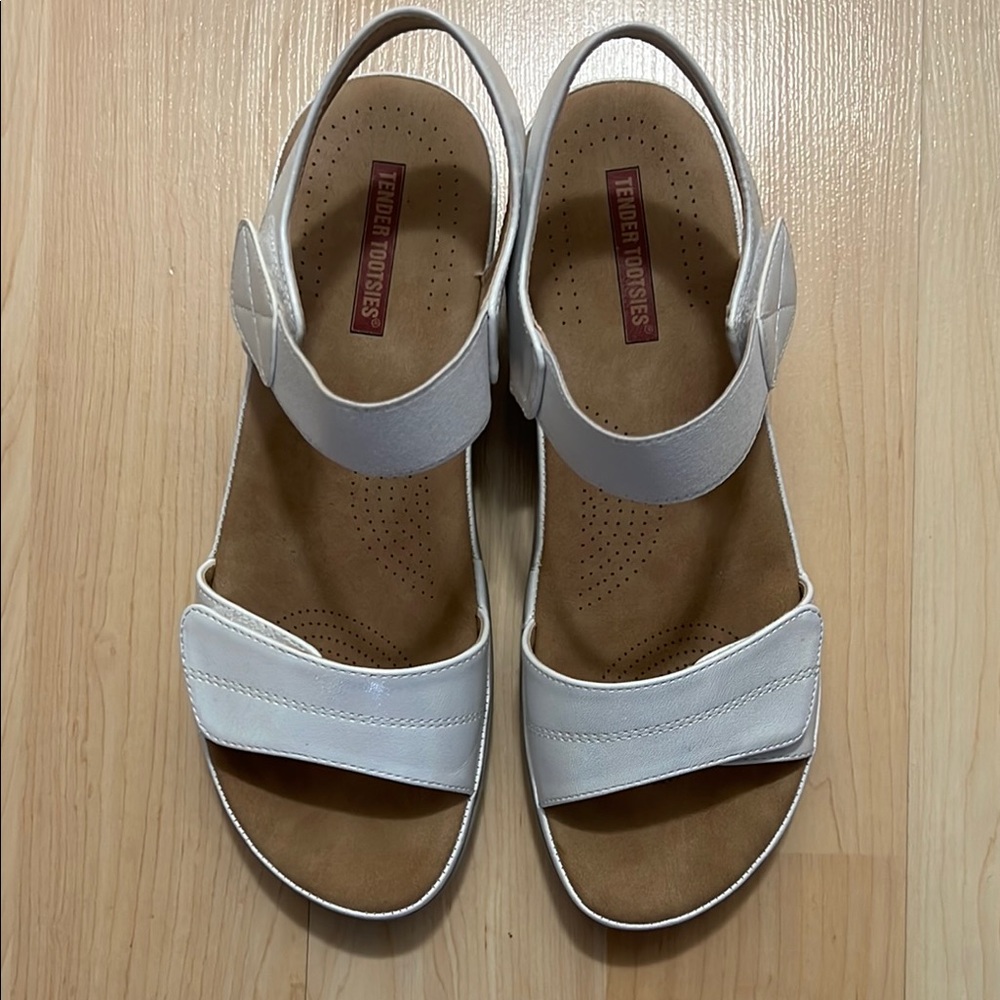 Tender Tootsies White Sandals a brand known for comfort excellent condition
